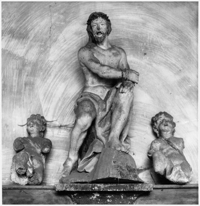 groupe sculpté : Christ aux liens entre deux angelots