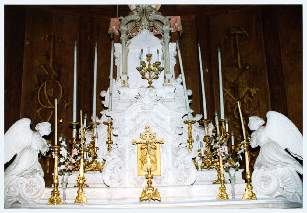 autel, tabernacle (maître-autel),croix d’autel, dix chandeliers
