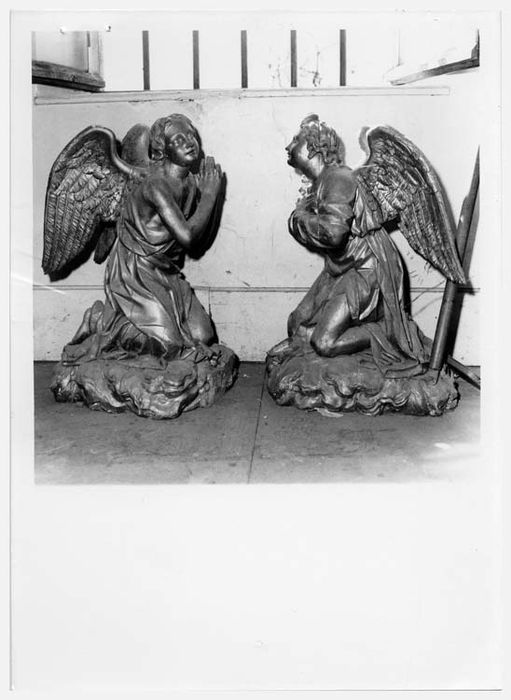 2 statues : anges adorateurs