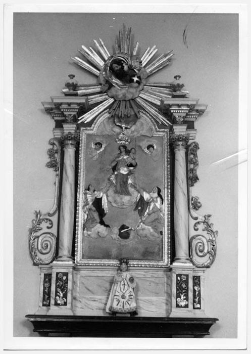 retable latéral sud, bas-relief : la Vierge à l'Enfant remettant le Rosaire à saint Dominique et à sainte Catherine de Sienne