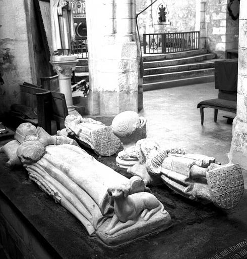 Ensemble en pierre sculptée du monument funéraire de François d'Anglure