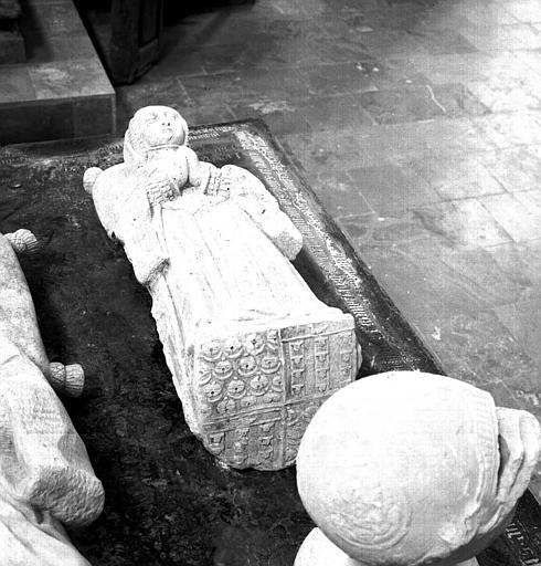 Monument funéraire en pierre sculptée : François d'Anglure, petite statue funéraire