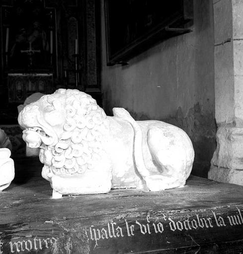 Monument funéraire en pierre sculptée de François d'Anglure : Le lion