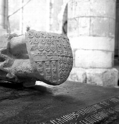 Monument funéraire en pierre sculptée de François d'Anglure : L'écu