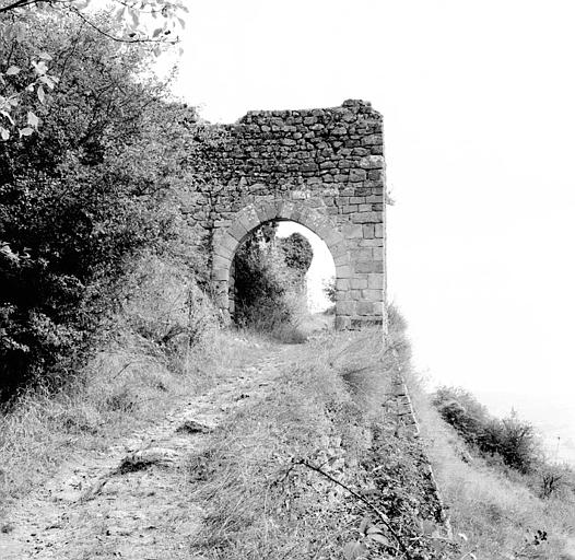 Porte de la première enceinte