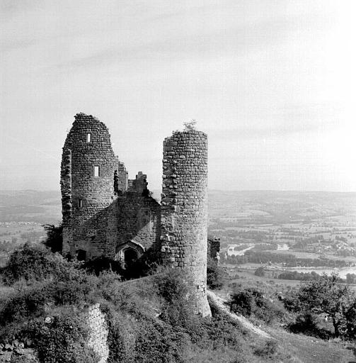 Ruines de la chapelle et tours d'entrée (supposé)