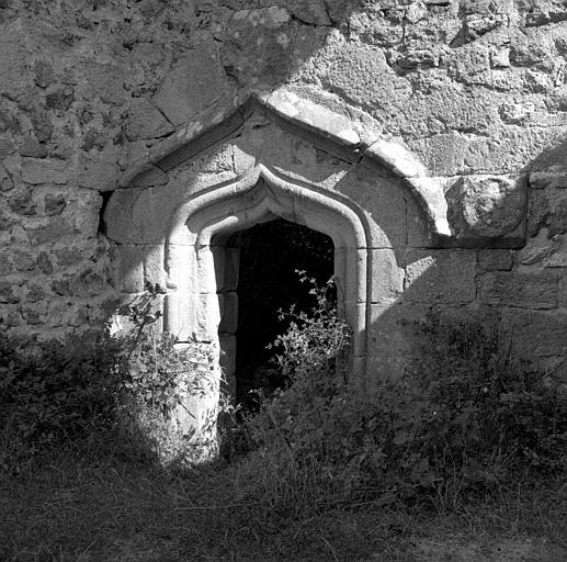 Ruines de la porte surmontée d'un arc en accolade