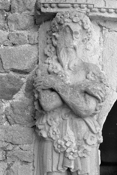 Tourelle d'escalier sur cour intérieure, cariatide à gauche de la porte d'entrée