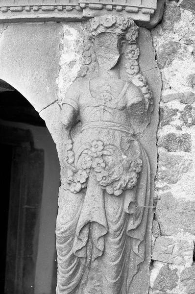 Tourelle d'escalier sur cour intérieure, cariatide à droite de la porte d'entrée