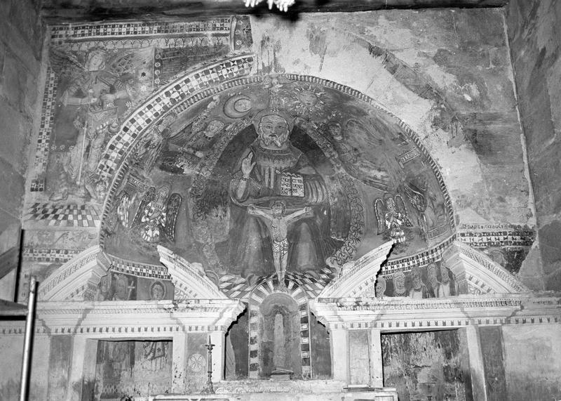 Intérieur : choeur orné de peintures monumentales