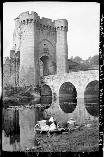 Porte Saint-Jacques et pont sur le Thouet