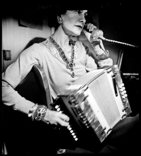Coco Chanel dans son appartement au Ritz, au téléphone, et jouant de l'accordéon