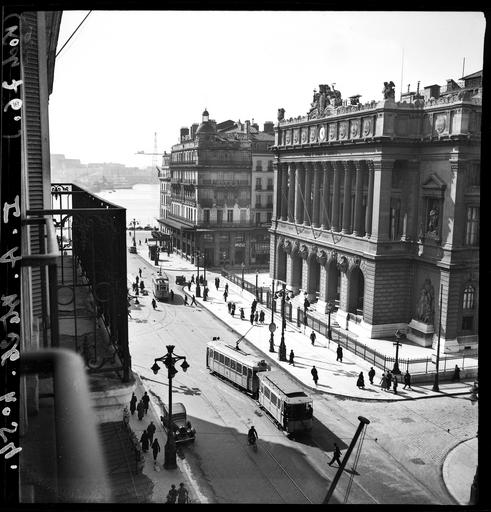 Vue d'ensemble de la Canebière et vue de la façade du Palais de la Bourse