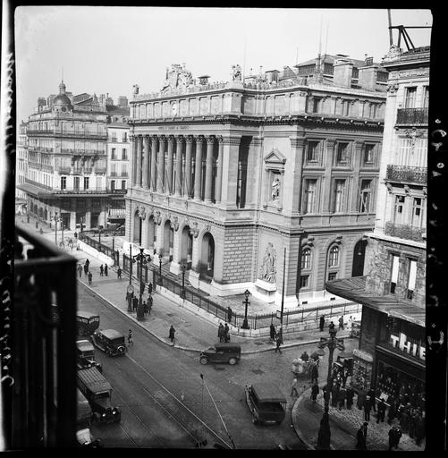 Vue d'ensemble de la Canebière et vue de la façade du Palais de la Bourse