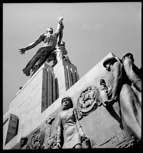 Au sommet du pavillon de l'URSS, « L'ouvrier et la kolkhosienne » de Vera Muhina