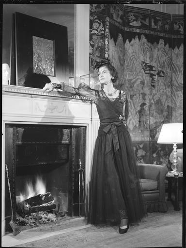 Coco Chanel dans son appartement au Ritz, vêtue d'une robe du soir