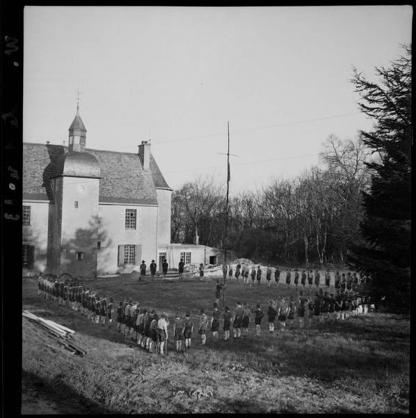 Rassemblement de scouts au château de Vayres (propriété de François Kollar)