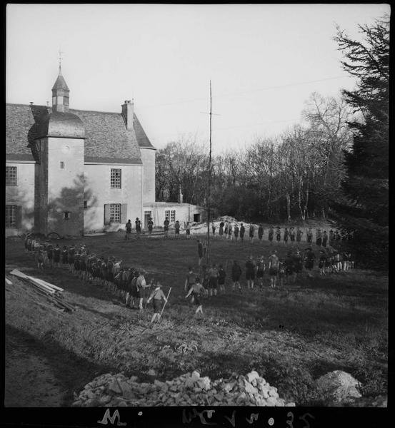 Rassemblement de scouts au château de Vayres (propriété de François Kollar)