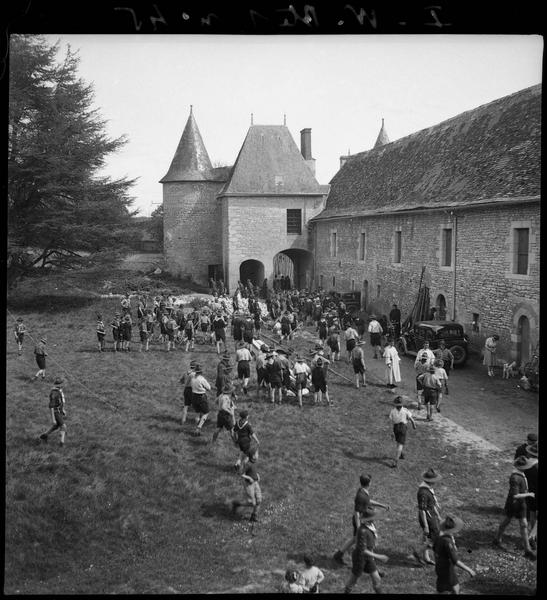 Rassemblement de scouts au château de Vayres (propriété de François Kollar)