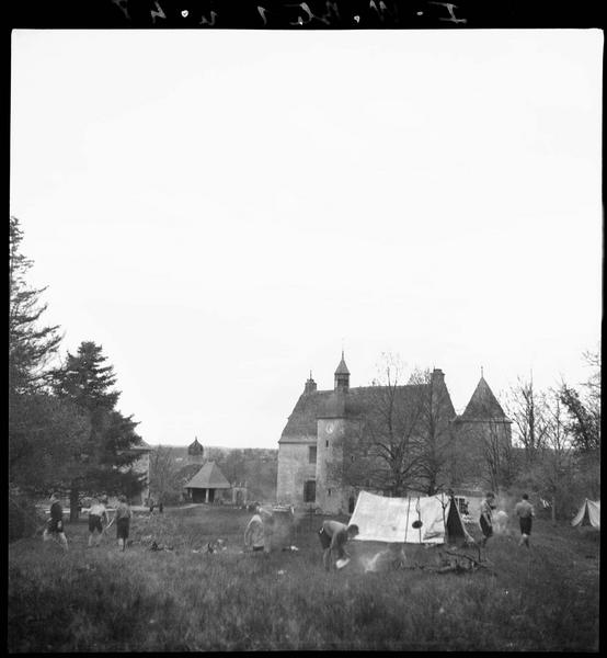 Rassemblement de scouts au château de Vayres (propriété de François Kollar)