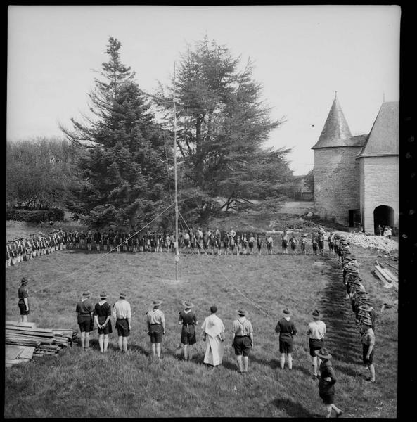 Rassemblement de scouts au château de Vayres (propriété de François Kollar)