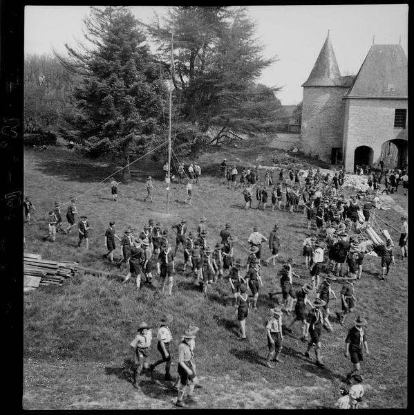 Rassemblement de scouts au château de Vayres (propriété de François Kollar)