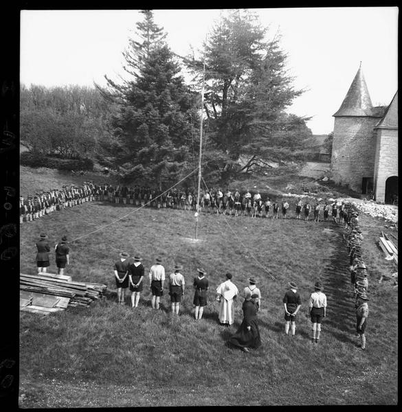 Rassemblement de scouts au château de Vayres (propriété de François Kollar)