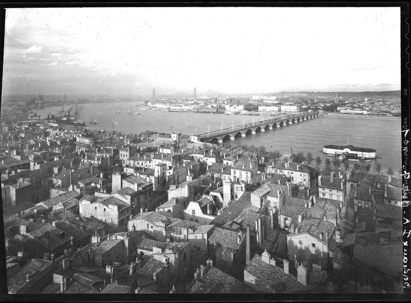 Vue générale avec le pont de pierre sur la Garonne