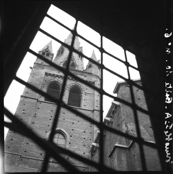 Tour clocher vue en contre-plongée