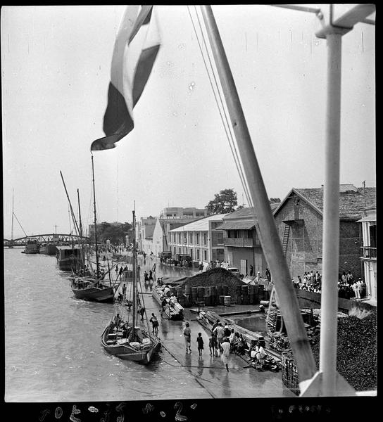 Départ en bateau de Paul Béchard. L'embarquement : Vue d'ensemble sur les quais