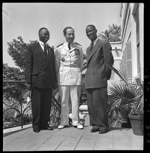 Le gouverneur de l'A.O.F. à Saint-Louis. Portrait de groupe avec Paul Béchard, gouverneur général de l'Afrique Occidentale Française de 1948 à 1951