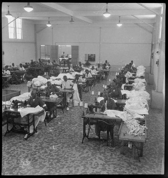 Ouvriers à l'atelier