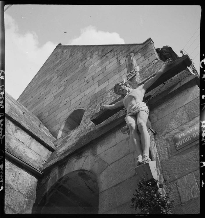 Façade avec Christ en croix