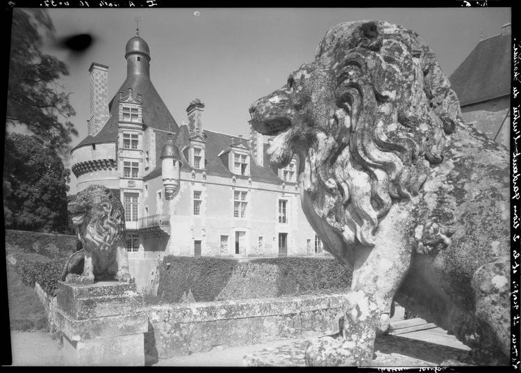 La Tour Saint-Georges et les deux lions gardant l'entrée du château