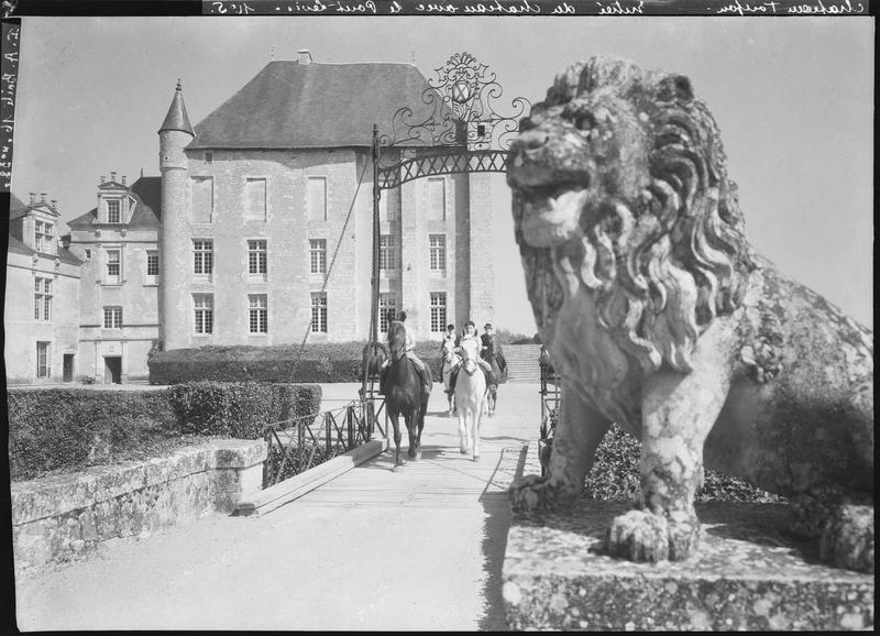 Donjon, côté entrée, cavaliers et chevaux passant la grille, lion au premier plan