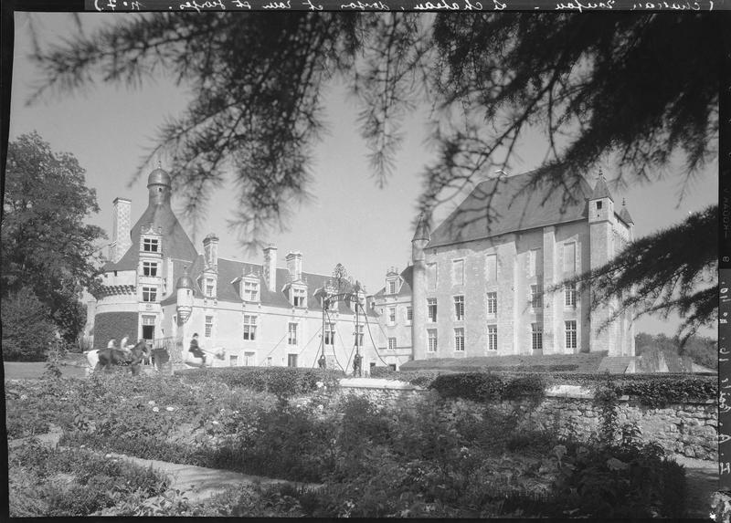 Donjon et aile de la tour Saint-Georges, cavaliers et chevaux