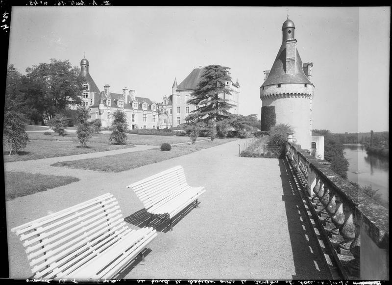 Donjon et aile de la tour Saint-Georges, terrasse et tour Saint-Jean au premier plan