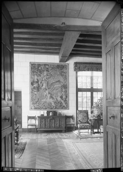 Intérieur : tapisserie et coffre dans une salle