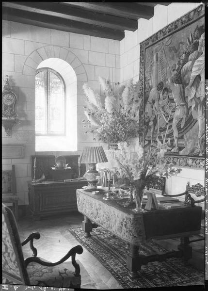 Intérieur : bureau dans une salle du donjon