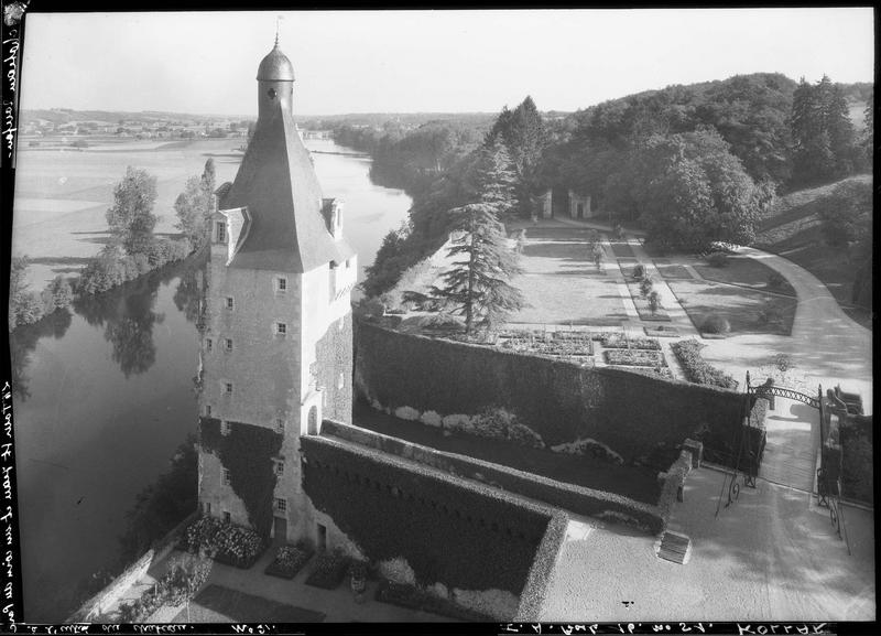 Vue plongeante sur la tour Saint-Jean et le parc