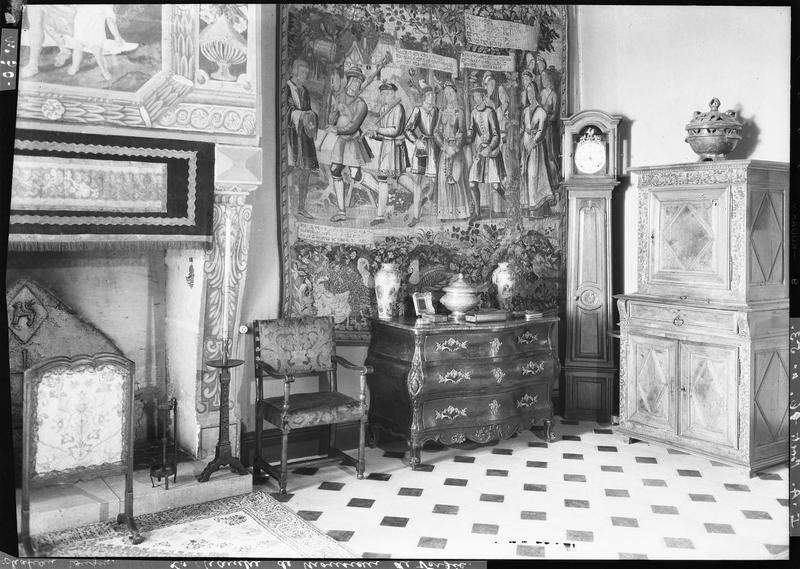 Intérieur : meubles et tapisserie dans une salle