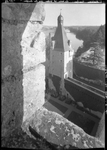 Vue plongeante sur la tour Saint-Jean et le parc