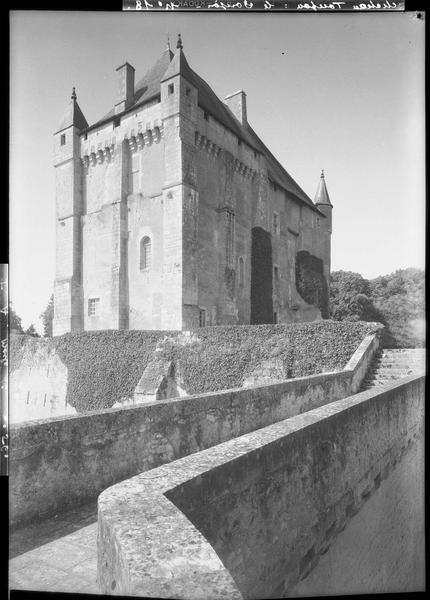 Donjon sur parc et escalier extérieur