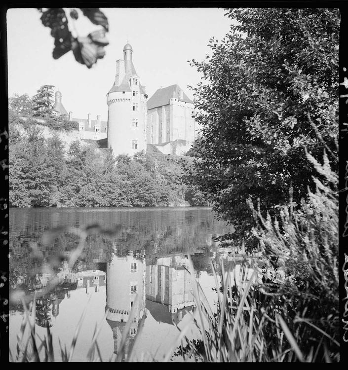 La tour Saint-Jean et le donjon dominant la Vienne