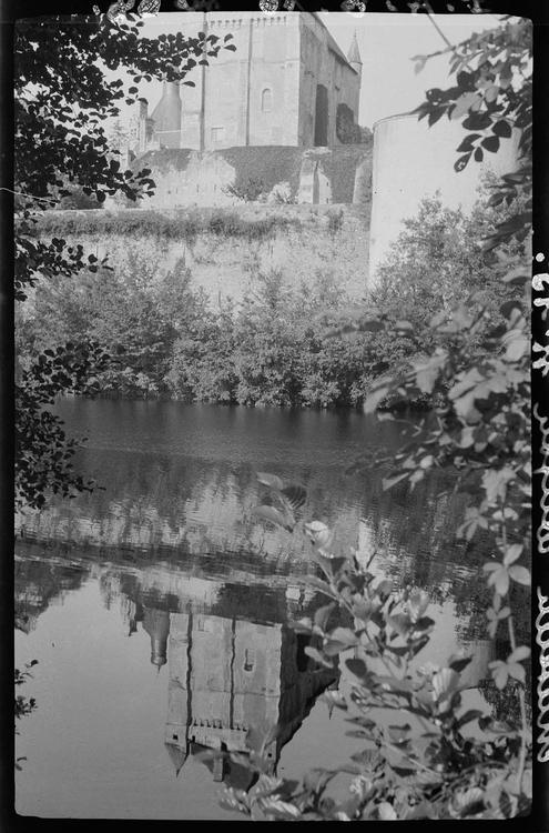 Le donjon se reflétant dans la Vienne