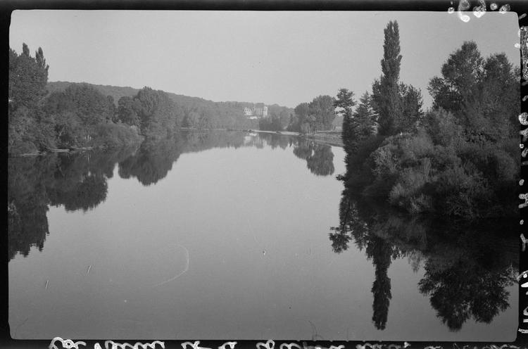 Vue générale du château au bord de la Vienne