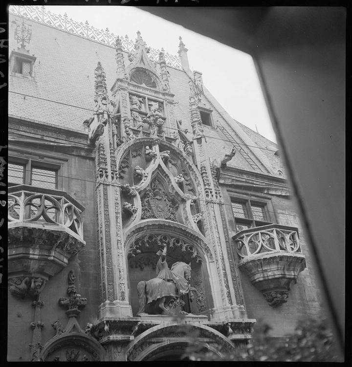 Porte d'entrée : partie supérieure avec la statue équestre