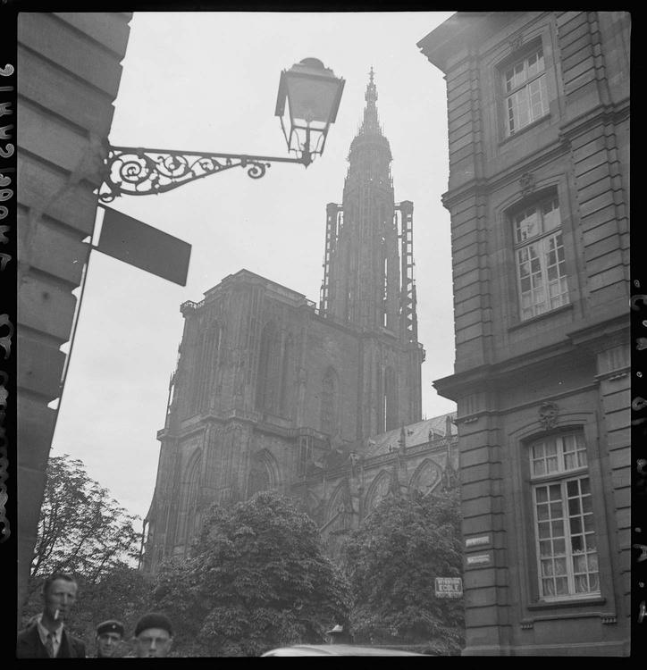 Façade sud et clocher, pris depuis la place du Château