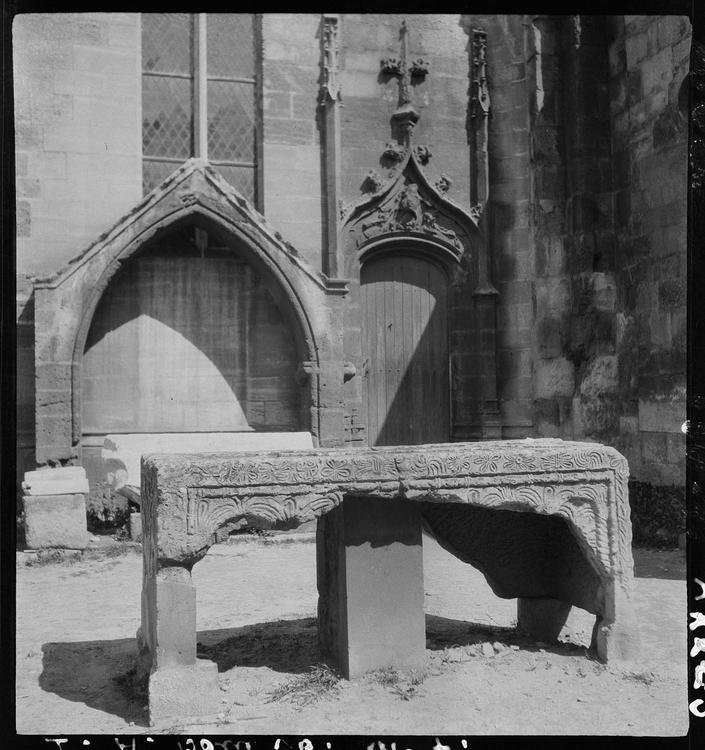 Chapelle d'Alleins et tombeau mérovingien