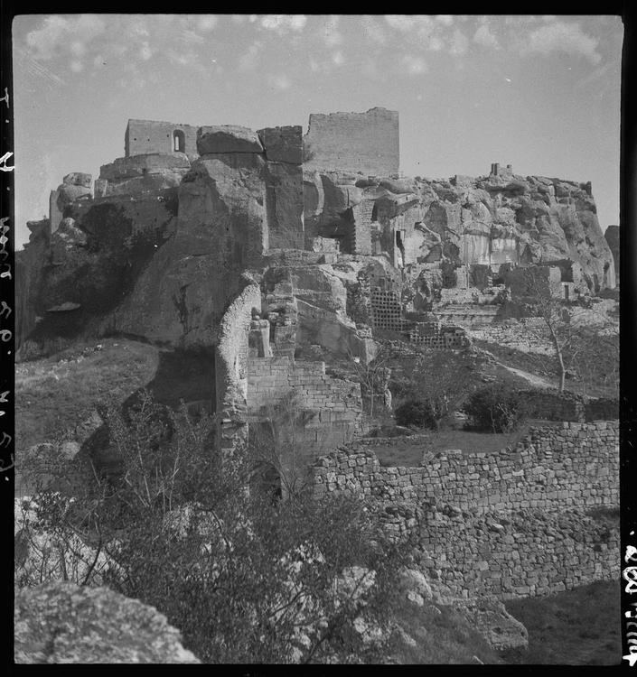 Restes de l'antique manoir des Seigneurs de Baux, construit sur l'éperon rocheux qui domine la ville. Vue d'ensemble